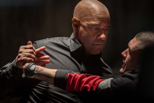 Image of Denzel Washington's character Robert McCall pushing down on the Median Nerve of the Mafia boss' brother